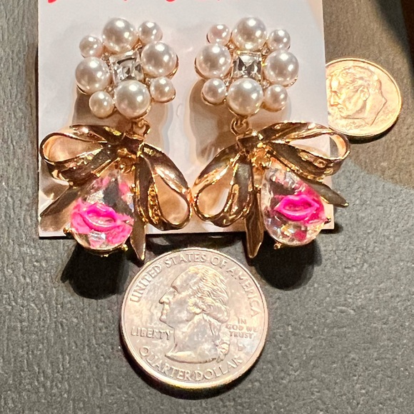New BETSEY JOHNSON Pearly Bow Crystal Earrings - Picture 8 of 10
